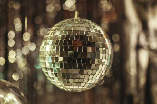 close-up foto de bola de discoteca con guirnalda en fondo negro - disco ball mirror shiny lighting equipment fotografías e imágenes de stock