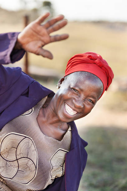 mulher de idoso africano saudação - senior citizen woman - fotografias e filmes do acervo