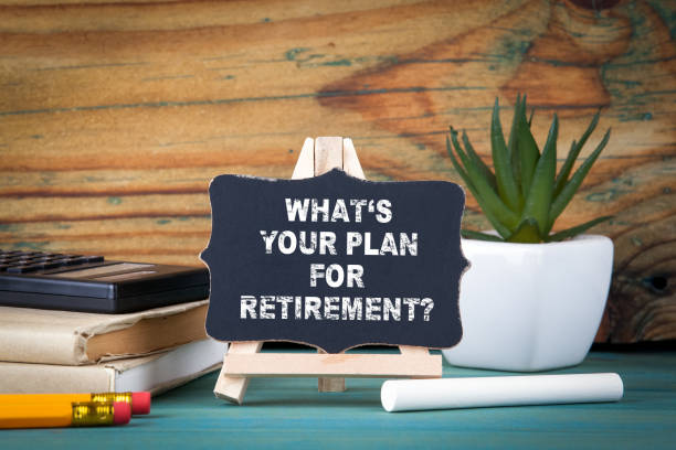 은퇴에 대 한 계획은 무엇입니까. 테이블에 분필로 작은 나무 보드 - retirement 뉴스 사진 이미지