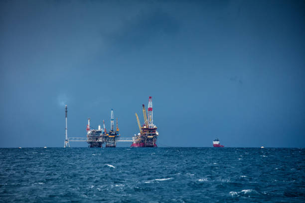 bohrinsel am meer - oil rig sea oil storm stock-fotos und bilder