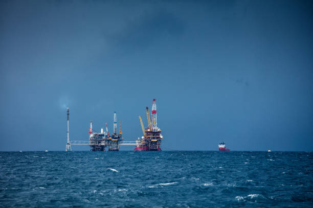 piattaforma petrolifera in mare - oil rig sea oil storm foto e immagini stock