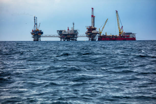 piattaforma petrolifera in mare - oil rig sea oil storm foto e immagini stock