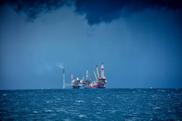 piattaforma petrolifera in mare - oil rig sea oil storm foto e immagini stock