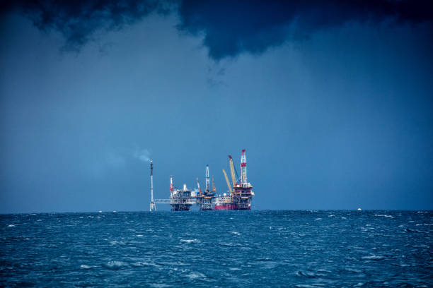 plataforma de petróleo no mar - oil rig sea oil storm - fotografias e filmes do acervo