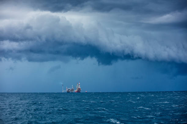 바다에서 석유 유 정 - oil rig sea oil storm 뉴스 사진 이미지