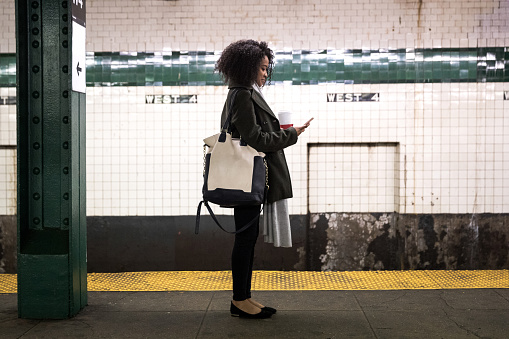 Mujer joven esperando el metro en Nueva York photo