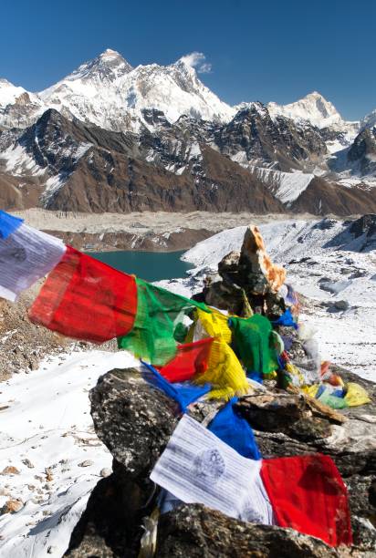 mount everest und lhotse mit buddhistische gebetsfahnen - gokyo tal stock-fotos und bilder