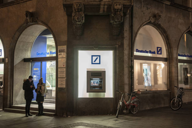 도이치 뱅크 로고와 눈 덮인 밤 동안 그들의 뮌헨 지점 중 하나에 현금. 도이치 뱅크는 주요 독일 글로벌 은행 및 금융 서비스 회사 중 하나입니다. - deutsche bank 뉴스 사진 이미지