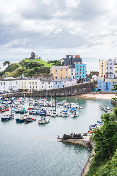 aerial landschaftsansicht tenby hafen strand, wales - water rock landscape cliff stock-fotos und bilder