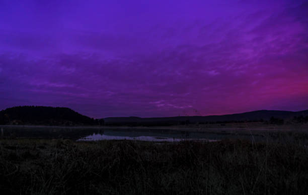 jezerní krajina - úsvit soumrak fotky - stock snímky, obrázky a fotky