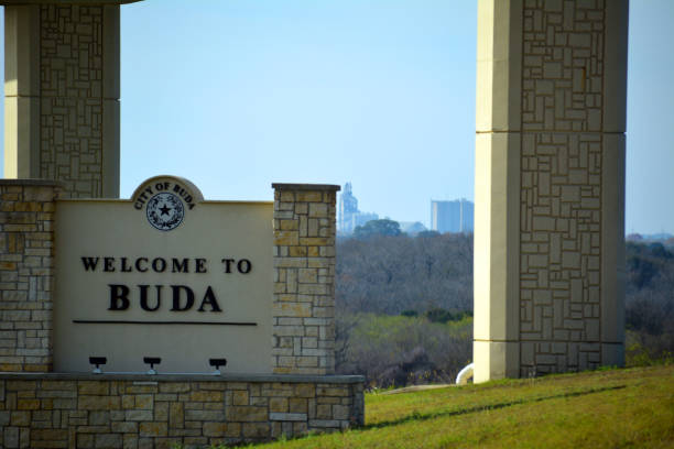 добро пожаловать в buda sign - buda стоковые фото и изображения