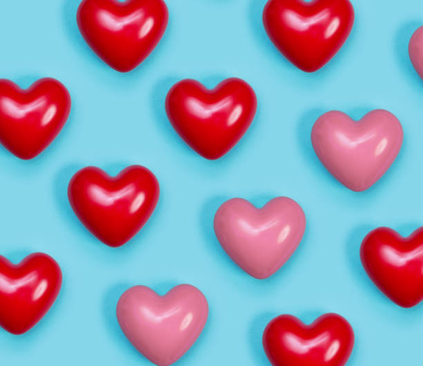 istock Red and pin shiny hearts 903488148