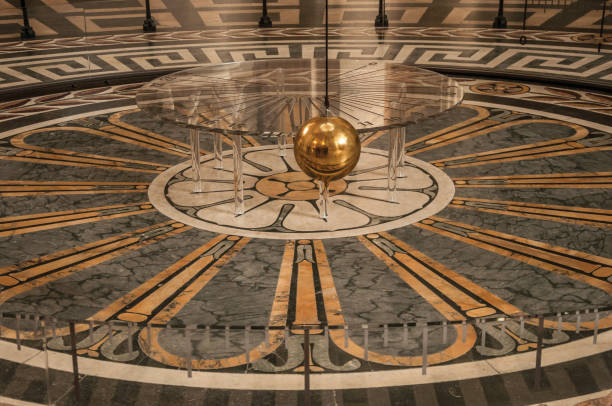 вид на знаменитый медный шар маятник фуко, качающийся внутри пантеона в париже. - pantheon paris paris france france europe стоковые фото и изображения