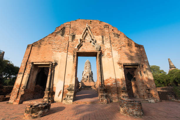 wat ratchaburana é o antigo templo budista no parque histórico ayutthaya, tailândia - ratchaburana - fotografias e filmes do acervo