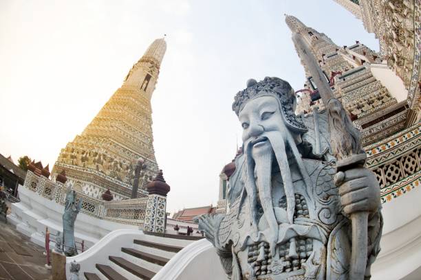 tageszeit der chinesischen wächter statue am wichtigsten prang wat arun ratchawararam ratworamahawihan (tempel der morgenröte). - wat arun buddhism temple stone stock-fotos und bilder