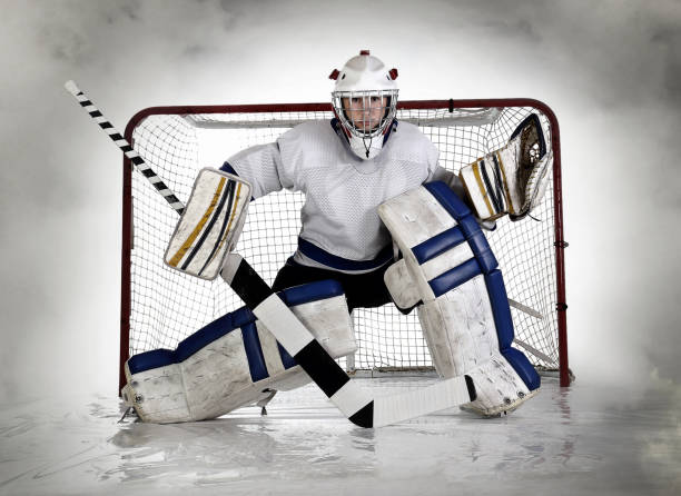 das weibliche hockey goalie mit nebel hintergrund. - torhüter stock-fotos und bilder