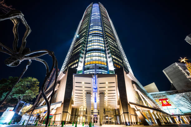 en levant vue mori building et sculpture araignée maman de louise bourgeois sur la colline de roppongi, tokyo, japon. - roppongi hills photos et images de collection