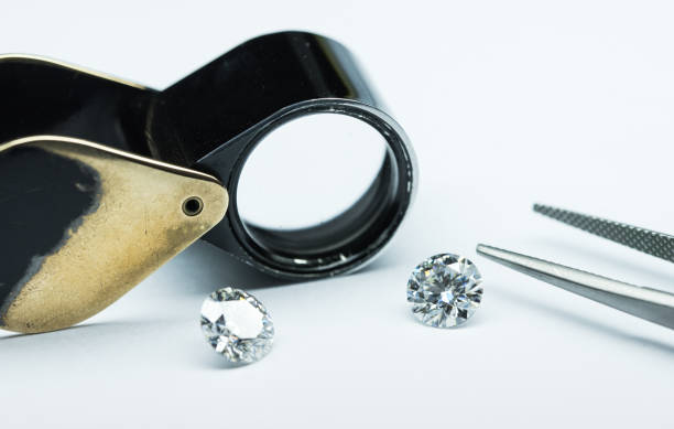 diamants avec la pince à épiler et loup - diamond jeweller jewelry examining photos et images de collection