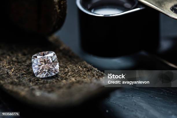 Diamante Cojín Corte Foto de stock y más banco de imágenes de Diamante - Diamante, Forma de diamante, Joyero - Oficio creativo