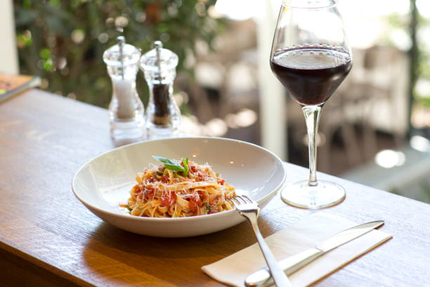 牛ひき肉とパスタ - dishware pasta tagliatelle beef ストックフォトと画像