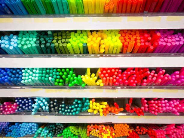 colorato della penna sullo scaffale del negozio stazionario - pencil yellow single object office foto e immagini stock
