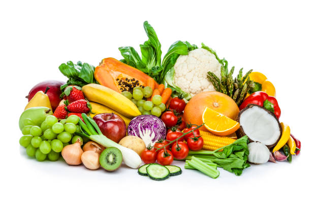 健康な新鮮な果物や野菜のヒープを白い背景に分離