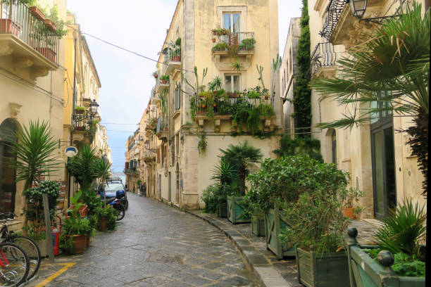 istock Old city in Syracuse with beautiful lush vegetation 903585954