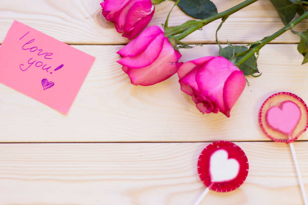 istock Pink roses on wooden background 903590128