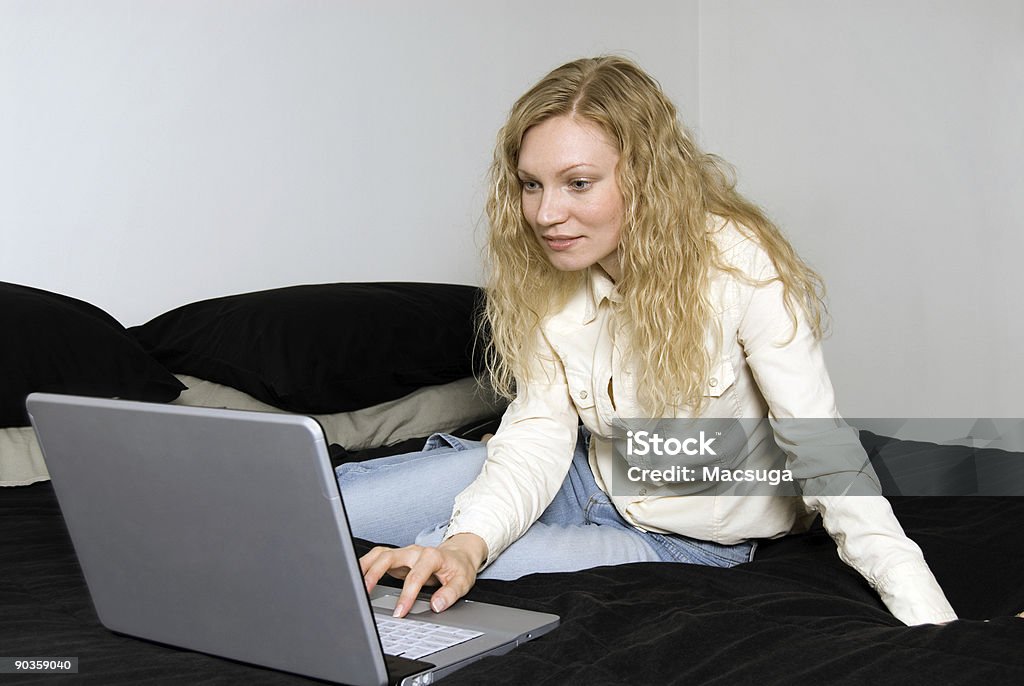 Frau mit Laptop - Lizenzfrei .com Stock-Foto