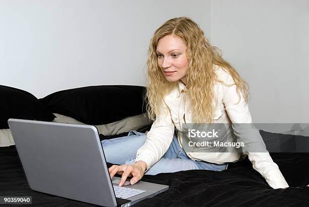 Frau Mit Laptop Stockfoto und mehr Bilder von .com - .com, Arbeitszimmer, Bett