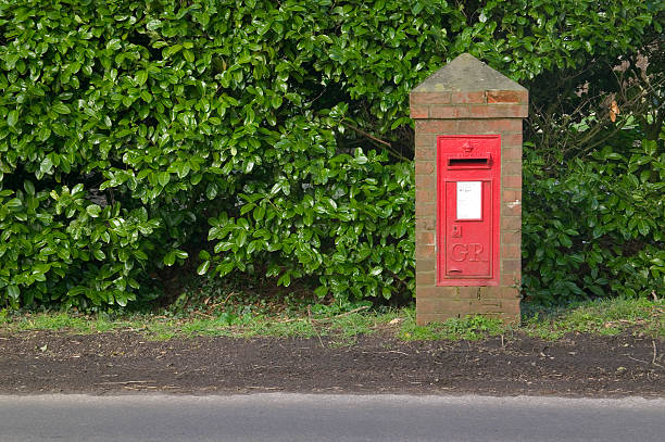 briefkasten am straßenrand - mailbox mail box side view stock-fotos und bilder