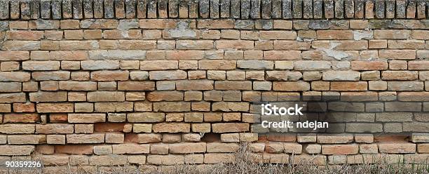Старый Сломанный Кирпичная Стена — стоковые фотографии и другие картинки Абстрактный - Абстрактный, Без людей, Блок