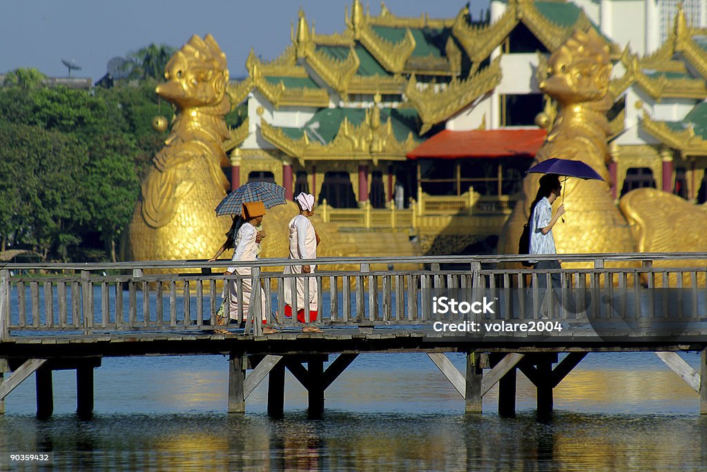 Люди ходить на Деревянный Мост на азиатской Дворец фоне - Стоковые фото Азия роялти-фри