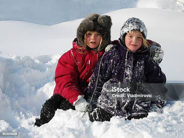 Irmãs De Inverno - Fotografias de stock e mais imagens de Amizade - Amizade, Ao Ar Livre, Branco