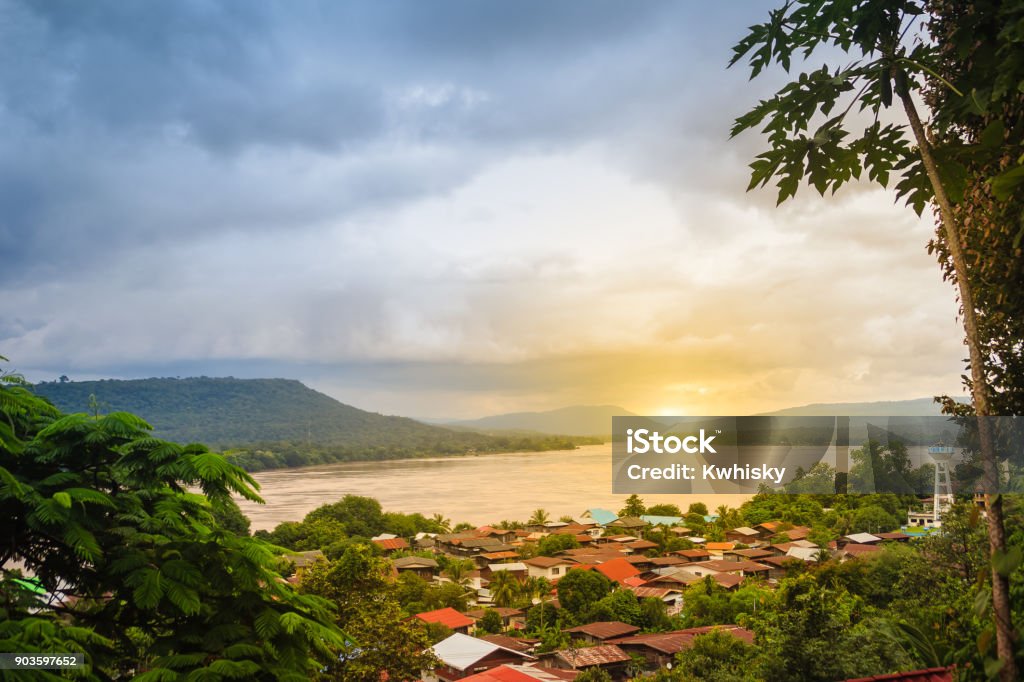 ムン川河口ムンとメコンがタイのウボン ラチャタニ県の最東端にある地区コーン Chiam 地区の参加ポイントの近くに国境の村の美しい風景を眺める