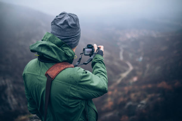 zeichnet eine schöne aussicht - behind photographer men mountain climbing stock-fotos und bilder