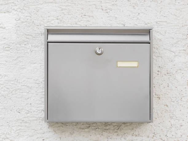 srebrna skrzynka pocztowa na ścianie - mailbox zdjęcia i obrazy z banku zdjęć