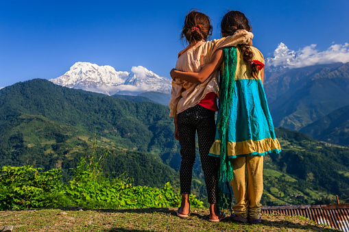 Niñas nepalíes en Annapurna sur photo