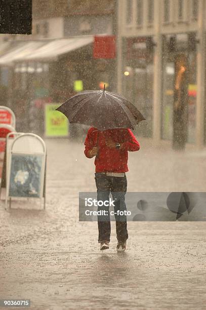 Photo libre de droit de Homme Sous La Pluie banque d'images et plus d'images libres de droit de Hommes - Hommes, Parapluie, Pluie