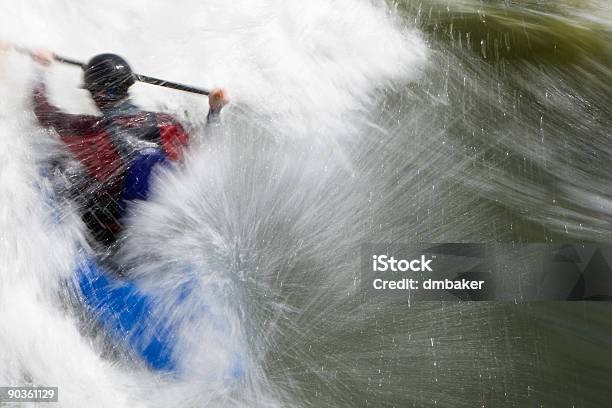 Photo libre de droit de Canoëkayak Dans Les Rapides En Eaux Vives banque d'images et plus d'images libres de droit de Eau - Eau, Kayak, Âpre