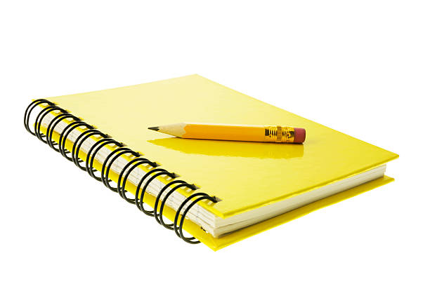 kurze bleistift auf hinweis buchen - workbook note pad cut out pencil stock-fotos und bilder
