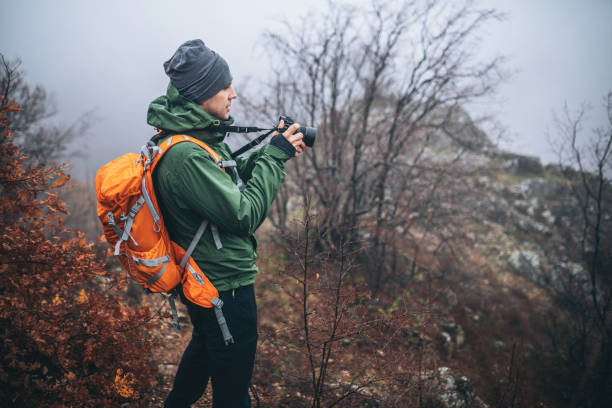 wunderschöner aussicht - behind photographer men mountain climbing stock-fotos und bilder