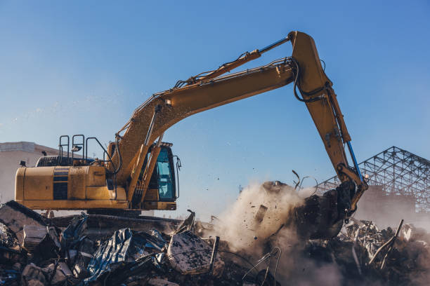 excavatrice travaillant sur un chantier de démolition - demolished photos et images de collection