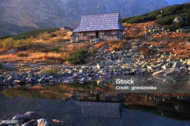 Refugio De Madera En Las Montañas Tatra Foto de stock y más banco de imágenes de Agua - Agua, Amarillo - Color, Anochecer