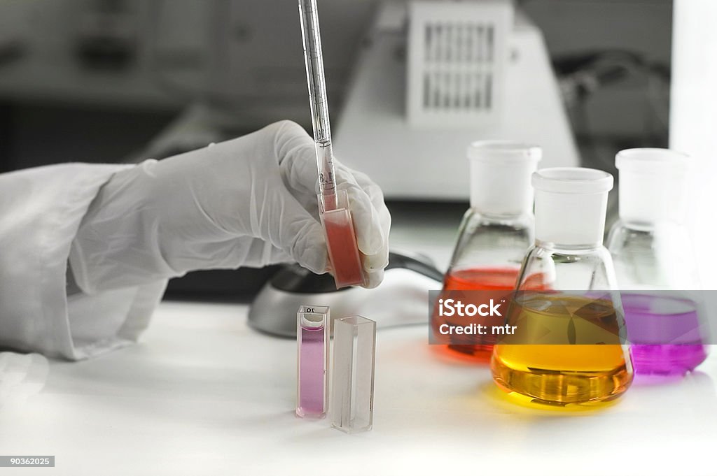 hand im Handschuh holdind einer pipette - Lizenzfrei Analysieren Stock-Foto