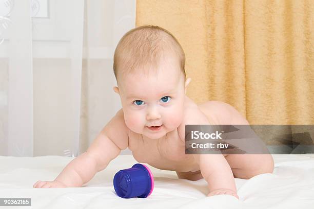 Pequeño Bebé Con Juguete En La Cama Foto de stock y más banco de imágenes de 0-11 meses - 0-11 meses, 12-23 meses, 6-11 meses