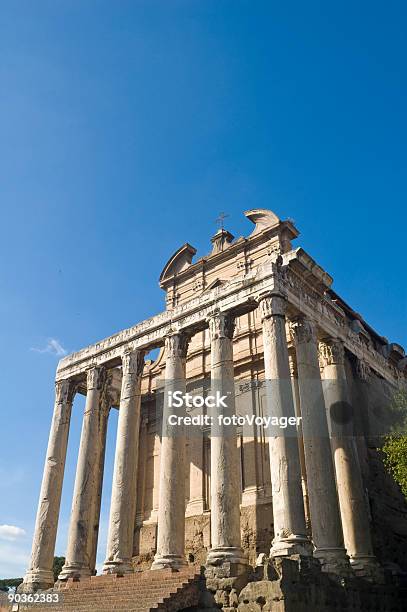 Templo Y Columnas El Foro Roma Foto de stock y más banco de imágenes de Aire libre - Aire libre, Antiguo, Arqueología