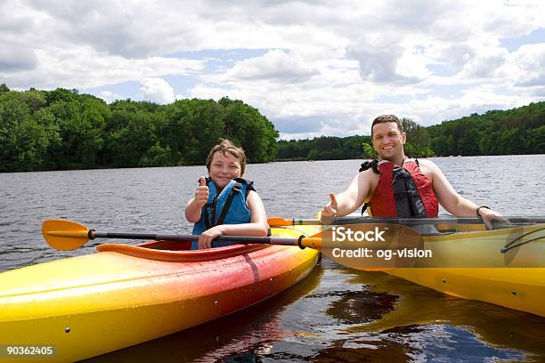 Foto de Pai E Filho Andando De Caiaque e mais fotos de stock de Caiaque - Canoagem e Caiaque - Caiaque - Canoagem e Caiaque, Caiaque - Barco a remo, Família