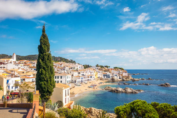 idyllische badplaats van de costa brava in de provincie girona, catalonië - spanje stockfoto's en -beelden