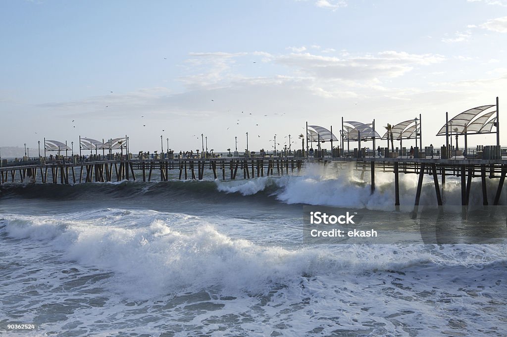 Alte onde colpire il molo - Foto stock royalty-free di Redondo Beach - California